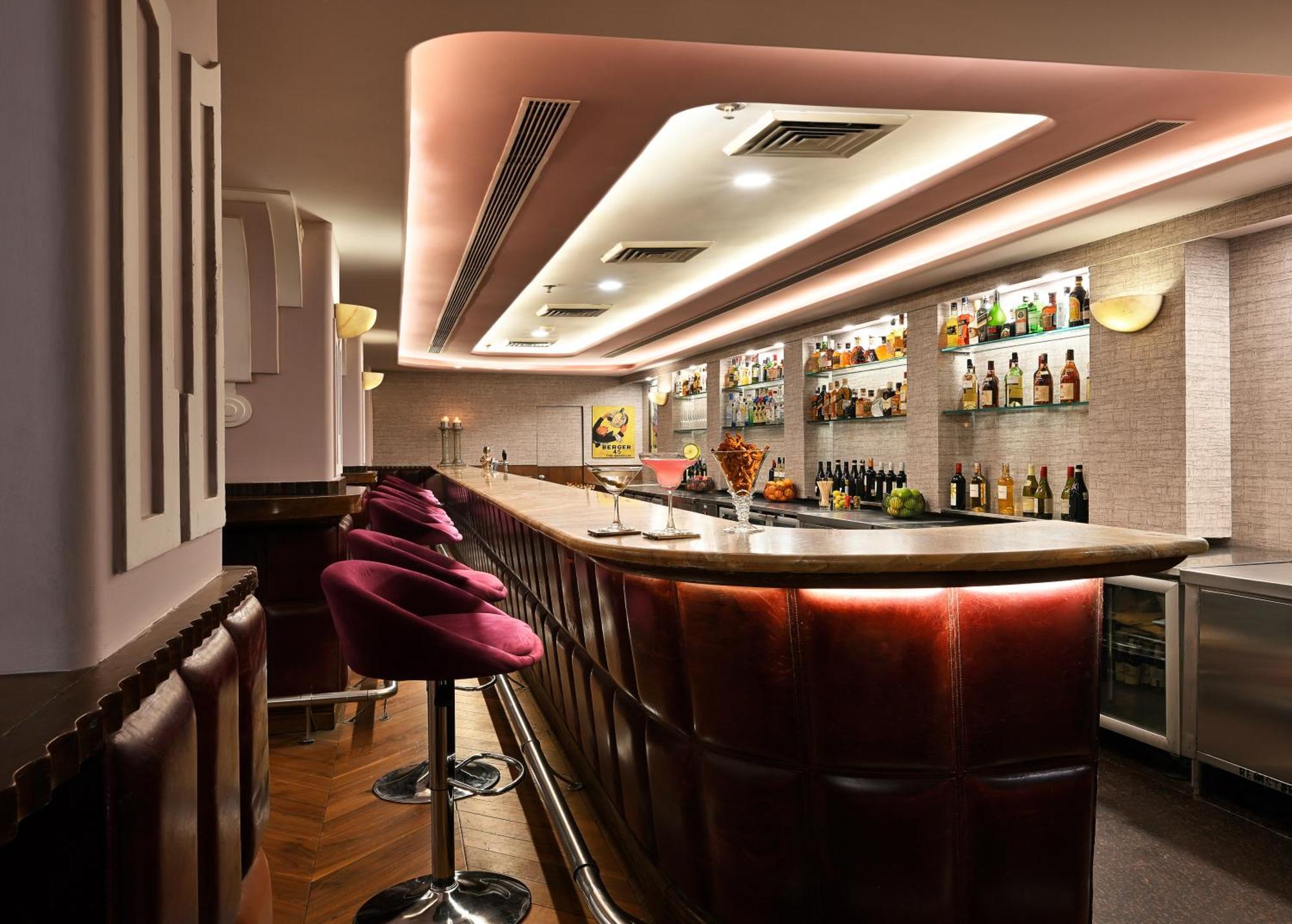 Hotel Ambassador, New Delhi - Ihcl Seleqtions Exteriér fotografie The bar at the 2010 London Olympics